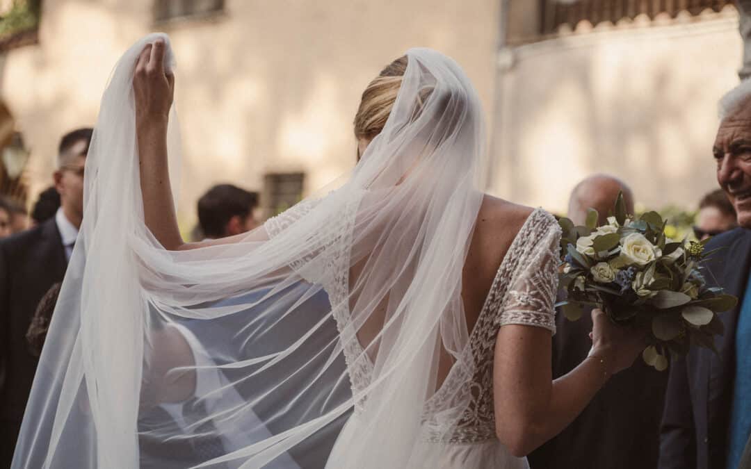 La sposa sistema l'abito