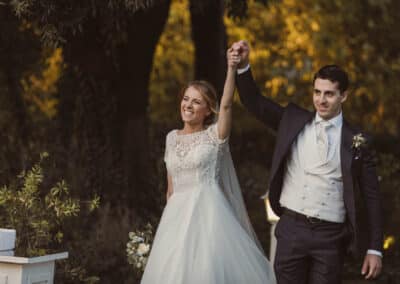 Arrivo degli sposi felici al ricevimento a villa Trebazia